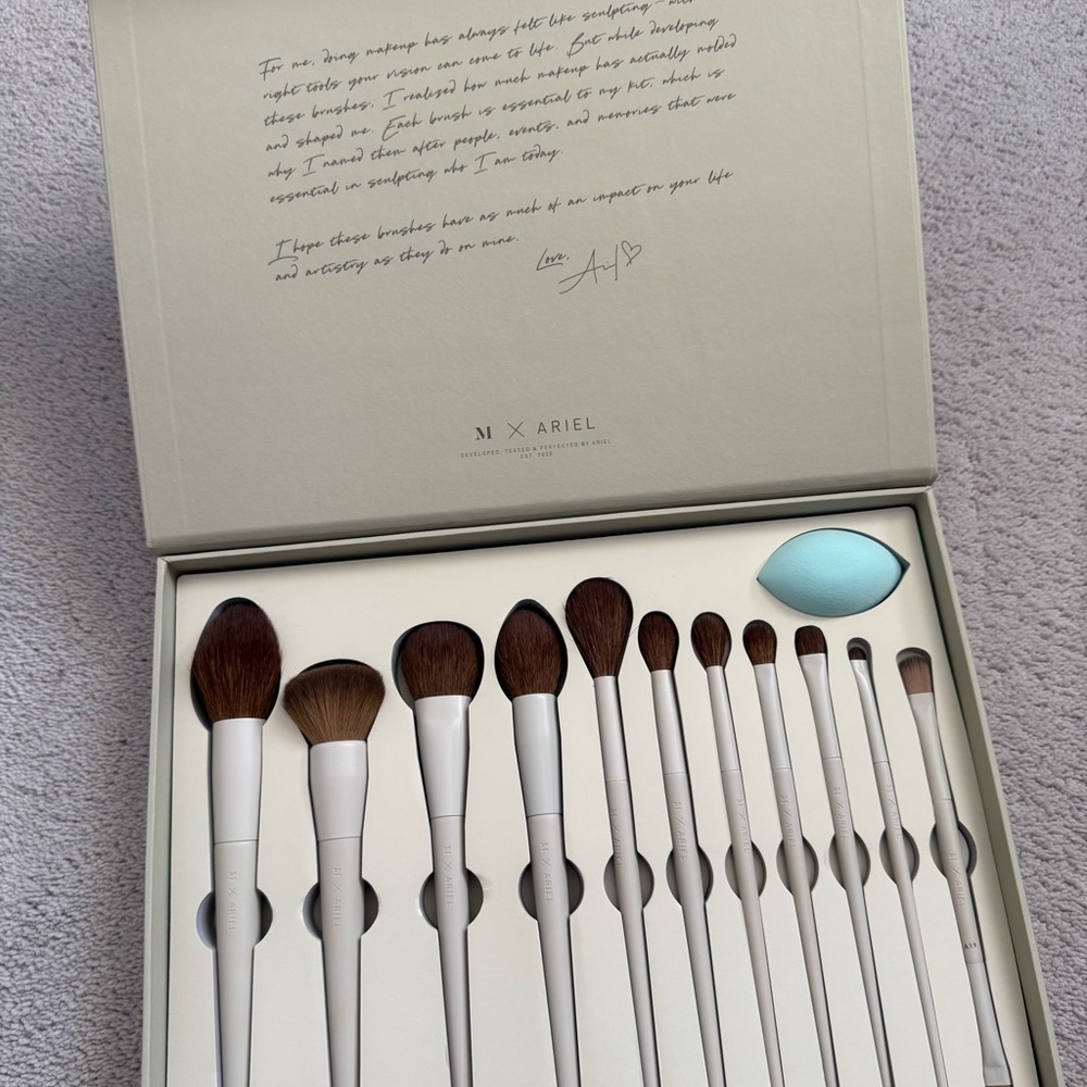 NEW  Morphe x Ariel Makeup Brush Set with Blue Sponge